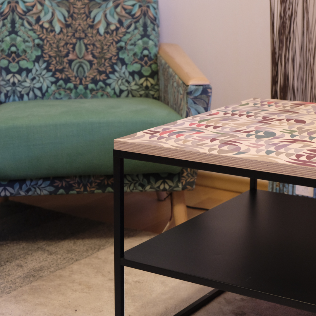 Wohnzimmertisch „ARC“ Fuchsia – Kunstvolle Ästhetik mit praktischer Ablage