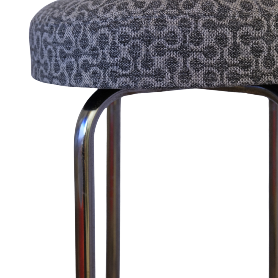Design trifft Geselligkeit – dein Stehhocker für Bar & Lounge