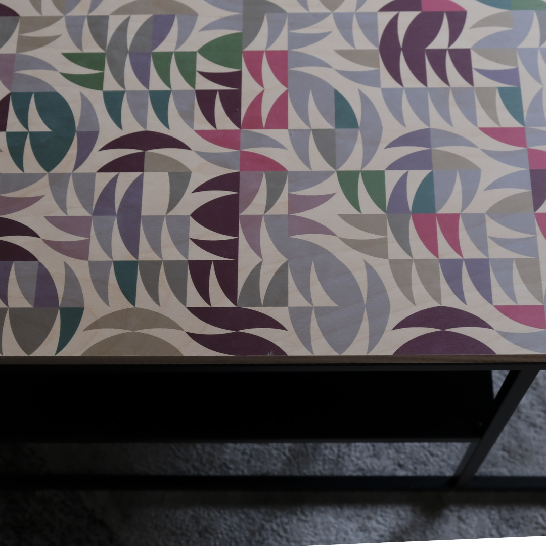 Wohnzimmertisch „ARC“ Fuchsia – Kunstvolle Ästhetik mit praktischer Ablage