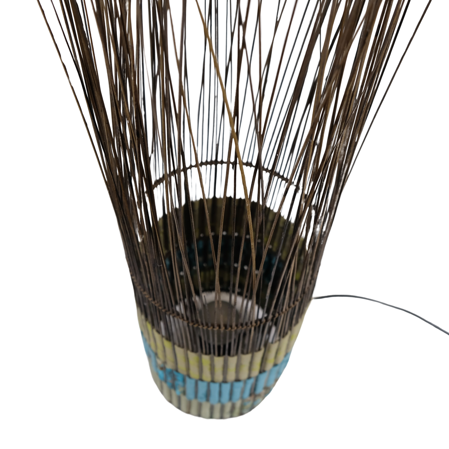 Design-Stehlampe mit geflochtener Struktur – Natürlich, modern und ein echter Blickfang