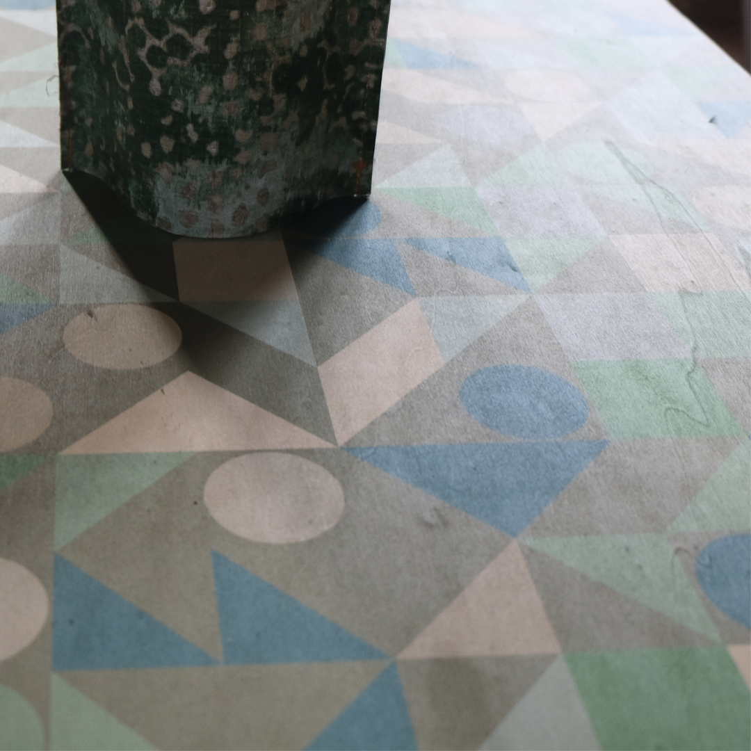 Tisch 70er Style „KQD“ Blau/Grün – Minimalistische Eleganz in Form und Farbe
