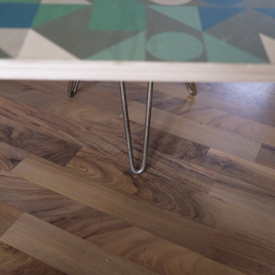 Tisch 70er Style „KQD“ Blau/Grün – Minimalistische Eleganz in Form und Farbe