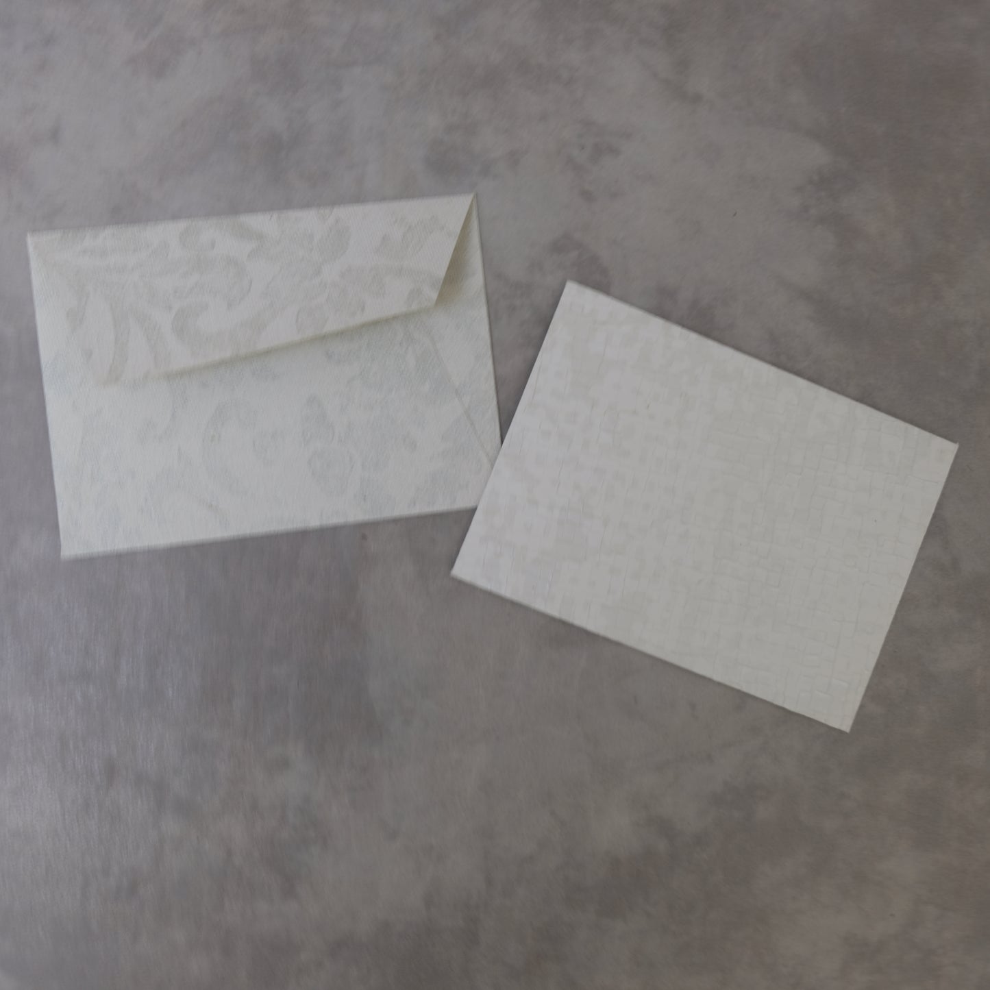 Briefumschläge aus Tapete – 2 Stück; A6; weiss schimmernd