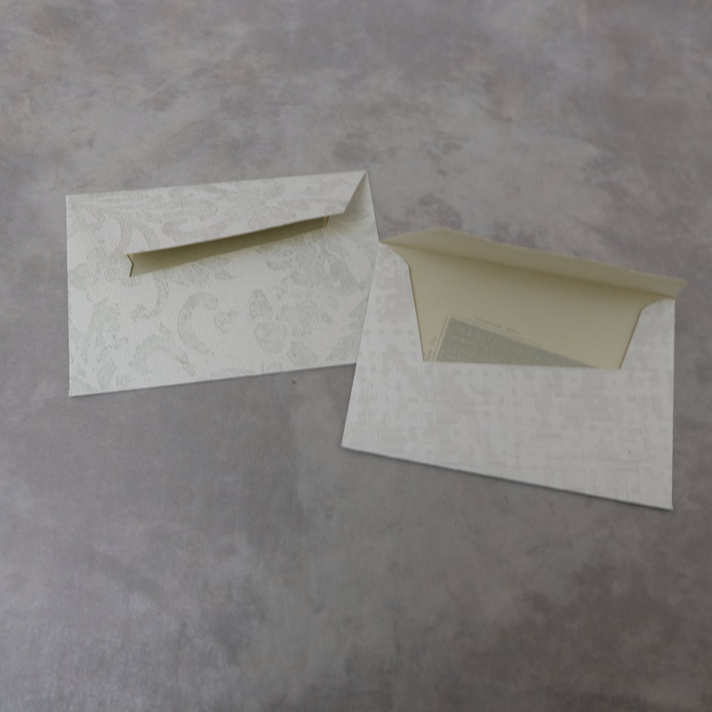 Briefumschläge aus Tapete – 2 Stück; A6; weiss schimmernd