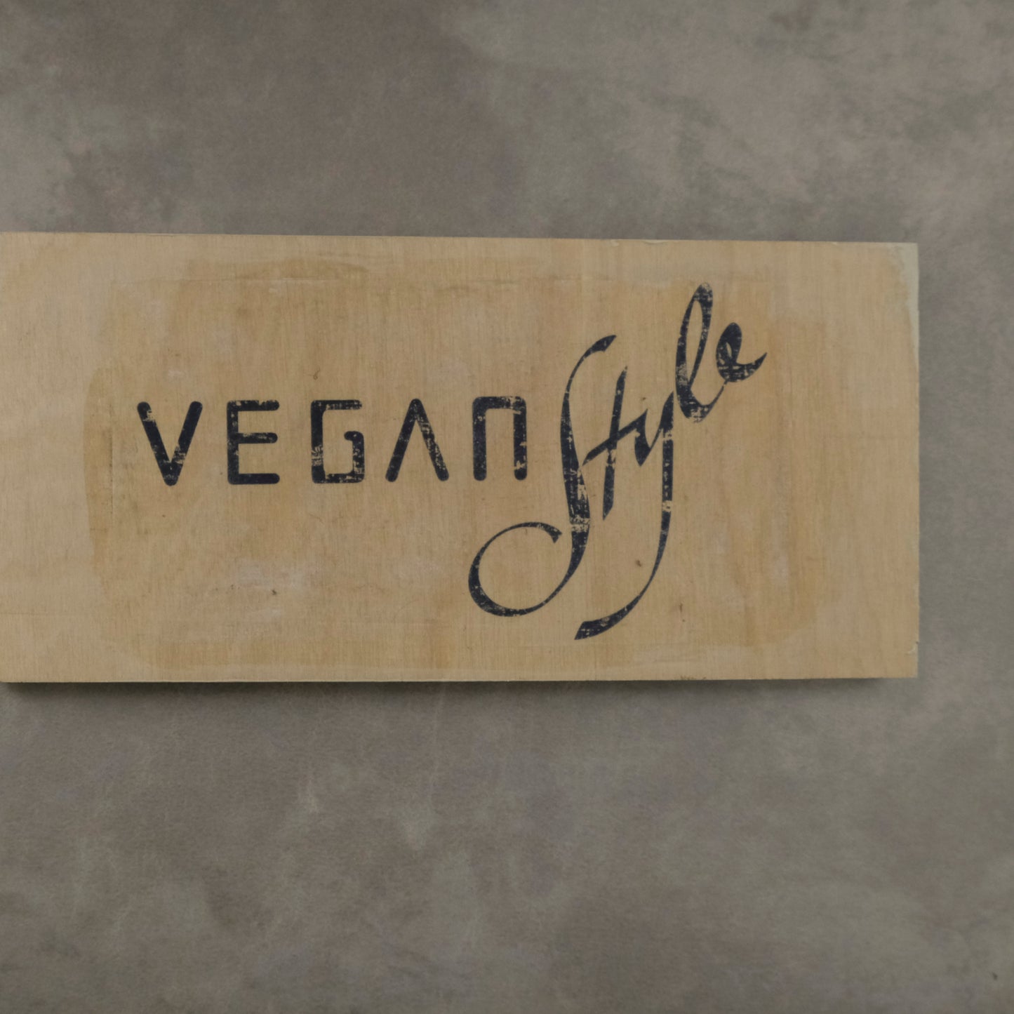 Aufsteller „VEGAN Style“ – Typografie auf Multiplex - yagemedia