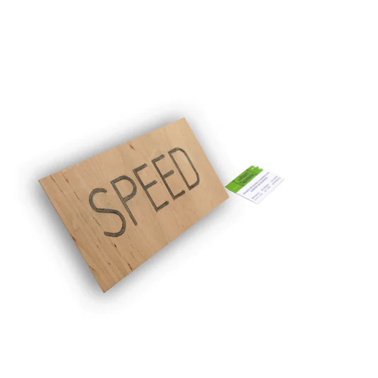 YAGEMEDIA Grafik „Speed“ – Dynamische Typografie auf Multiplex